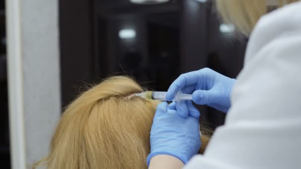 Kafasından Hyaluronik yardımıyla enjeksiyon yapma süreci — Stok video