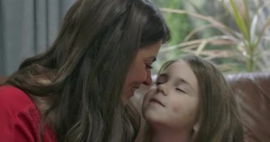 Esmer, beyaz bir kadın ve burunlarını ovuşturan küçük bir kızın portresi. Anne ve kızı evde eğleniyor. Mutlu bir aile, boş bir ev. Sinema 4k görüntüleri Prores Hq.