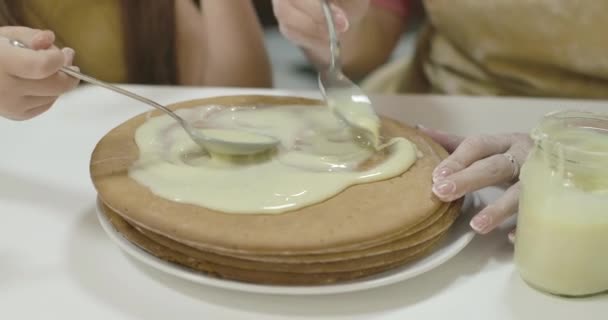 Close-up van gebakken taart met gecondenseerde melk. Zoete bakkerij op het bord. Bioscoop 4k beelden Prores Hq. — Stockvideo