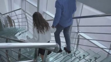 Havalimanında modern merdivenlerden inen beyaz aile manzarası. Baba ve kızı gidiş ya da varış alanına gidiyor. Turizm, seyahat, seyahat.