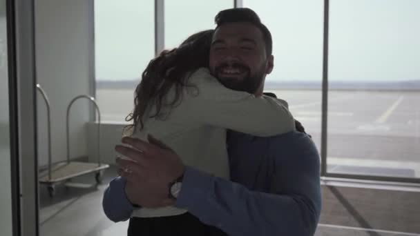 Little happy Caucasian girl running to her father and hugging him. Smiling adult man meeting his daughter after the air trip. Arrival area, travelling, tourism. — Stock Video