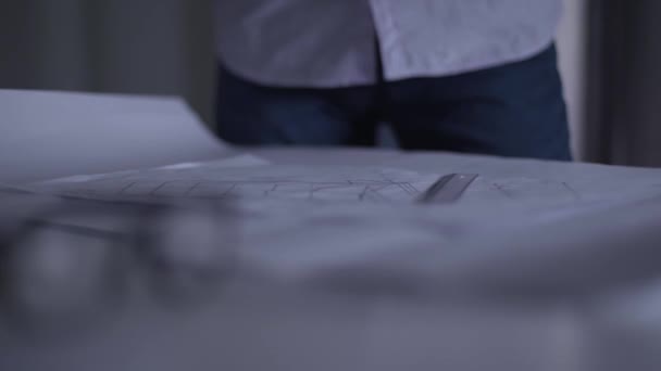 Gros plan des dessins architecturaux posés sur la table. Un homme irrité leur a mis les poings en colère. Problèmes avec le concept de conception, mise en œuvre du projet . — Video