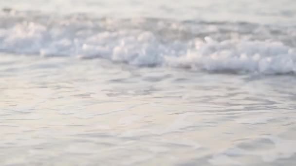 Turkuaz köpüklü dalgaların kuma yuvarlanışının resmi. Sahilde büyüleyici bir deniz ya da okyanus. Güzel Türk doğası. — Stok video