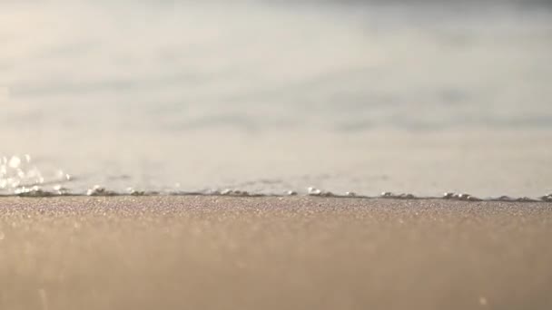 Playa de arena oriental con olas tranquilas. Soleado mañana o noche de verano. Hermosa naturaleza marina turca . — Vídeo de stock