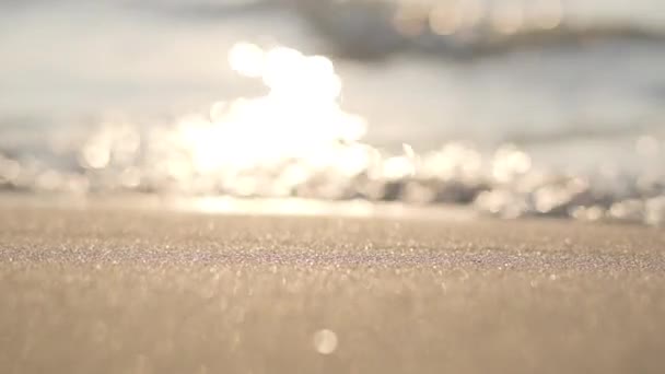 Solen skingras i rent hav eller havsvågor som rullar till sandstranden. Vackert lugn Easten soluppgång eller solnedgång. Perfekt turkisk natur. — Stockvideo