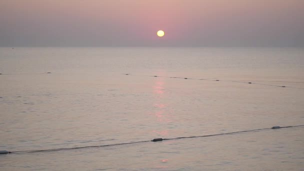 Vacker röd solnedgång i östra landet. Solnedgång på det lugna havet eller havet. Rullande vågor i Turkiet. — Stockvideo