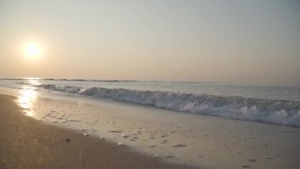 Timelapse van schuimige mediterrane golven rollend naar het zandstrand. Een close-up van kristalhelder water in de zon. Prachtige Turkse natuur. — Stockvideo