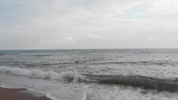 Drönare utsikt över kvällen Medelhavet vågor rullar till sandstranden. Vacker turkisk natur. — Stockvideo