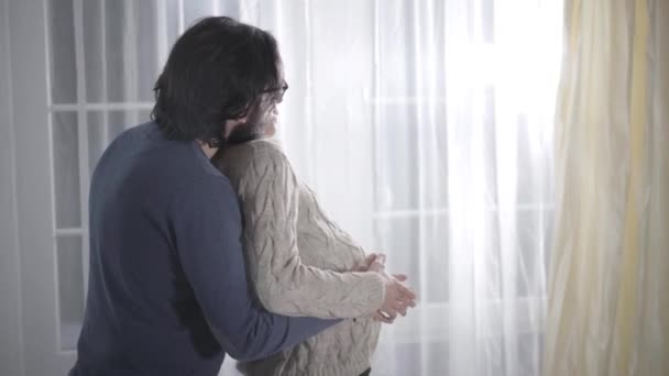 Porträtt av unga kaukasiska par smekande kvinnor gravid mage. Make och hustru tillbringar tid tillsammans innan deras barn föds. Graviditet, graviditet, föräldraskap. — Stockvideo