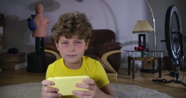 Oyunlar bağımlısı, kırmızı gözlü çocuk evde video oyunları oynuyor. Bütün gece bitkin bir oyun oynadın. İnternet bağımlılığı, nesil Z. Cinema 4k Prores Hq.