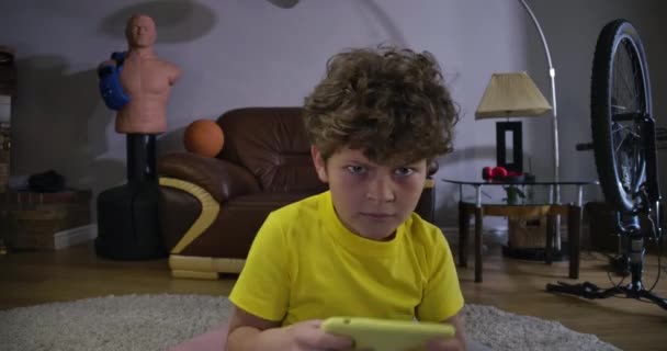 中毒白人の少年の肖像画は目をこすり、家で遊ぶようにうめき声。一晩中ビデオゲームをしている巻き毛の子供。インターネット中毒、世代Zシネマ4kはHqを証明します. — ストック動画