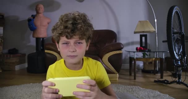 Spel missbrukare pojke med röda ögon spelar TV-spel hemma. Utmattat spelande hela natten. Internetberoende, generation Z. Cinema 4k Prores Hq. — Stockvideo