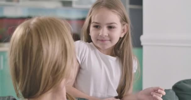 Close-up gezicht van schattig blank meisje met bruine ogen strelen moeders haar en lachen. Grappig kind dat haar liefde en zorg uitdrukt. Gelukkige jeugd, vrije tijd. Bioscoop 4k Prores Hq. — Stockvideo