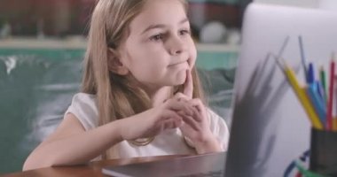 Kafkasyalı kızın laptopa bakıp dokunmatik ped kullandığı yakın plan yüzü. Eğitim, e-öğrenme, online mesajlaşma. Sosyal medya, Z. Cinema 4k Prores Hq nesli.