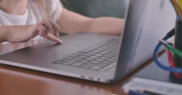 Zbliżenie dziecięcych dłoni za pomocą laptopa. Uczennica używa touchpada. Edukacja, e-learning, wiadomości online. social media, pokolenie Z. Cinema 4k Prores Hq. — Wideo stockowe
