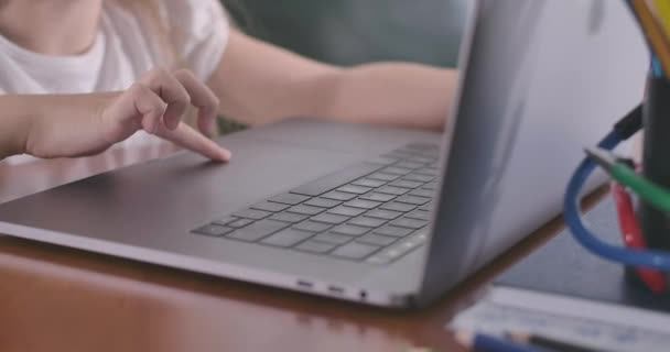 Close-up de mãos infantis usando laptop. Estudante usando touchpad. Educação, e-learning, mensagens online. mídia social, geração Z. Cinema 4k ProRes HQ . — Vídeo de Stock