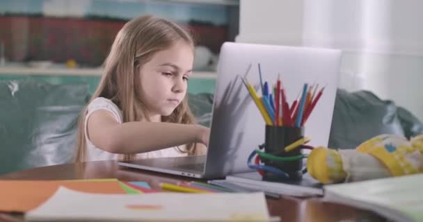 Chica caucásica concentrada escribiendo en el teclado del ordenador portátil. Educación, e-learning, mensajería online. redes sociales, generación Z. Cinema 4k ProRes HQ . — Vídeo de stock