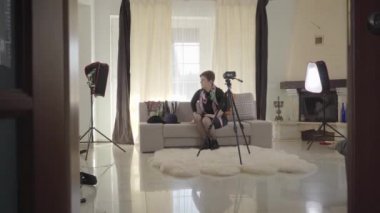 Olgun beyaz kadın blogcu internet sayfası için iki kamera kullanarak video kaydediyor. Modadan bahseden olgun bir kadın. Bayan video blogu kaydediyor. İnternet, çevrimiçi, günlük.