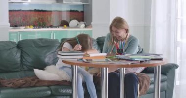 Beyaz perde açılır, neşeli yetişkin kadın ve küçük kız birlikte oturur ve gülerler. Kafkas anne ve kızı dinlenirken eğleniyorlar. Perde sonunda kapanır. Sinema 4k Prores Merkezi.