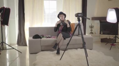 Güzel yetişkin beyaz kadın portresi. Zarif kıyafetli, kameraya konuşan. Üst düzey blogger kayıt videosu. Modern teklojiler, çevrimiçi yayınlar, sosyal medya, blog yazma.