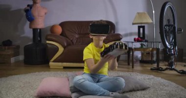 VR Google 'daki çocuk oyuncak araba tutuyor. Kapalı alanda arttırılmış gerçeklik kullanan günlük giysili beyaz bir çocuk. İnternet bağımlılığı, artırılmış gerçeklik, Z. Cinema 4k Prores Hq nesli.