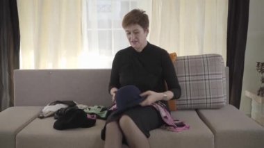 Pozitif beyaz esmer kadın portresi şık bir şapka takıyor ve konuşuyor. Son sınıf bayan blogcu moda ve aksesuarlar hakkında video kaydediyor. Modern meslekler, çevrimiçi teknolojiler, blog yazma