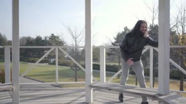 Neşeli, çok ırklı hippi çift parktaki çadırda eğleniyor. Etrafta koşuşturan mutlu adam ve kadın, sevgilisini yakalamaya çalışan erkek arkadaş. Dışarıda buluşan mutlu insanlar..