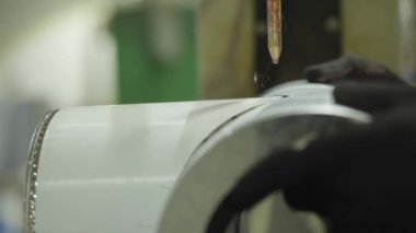 Yakın çekim hidrolik perçinleme makinesi metal ürünü işliyor. Çelik endüstrisi, çelik üretimi, imalat, sanayi, ekipman.