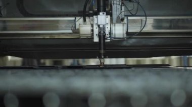 Metal kesme makinesinin içine yakın çekim. Modern ekipmanlar üretim alanında. Çelik üretim fabrikası, imalat, sanayi, sanayi.