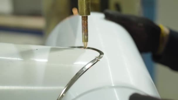 Vista lateral close-up da máquina de rebitagem hidráulica que processa limpeza de parede única de metal. Indústria siderúrgica, produção de aço, fabricação, industrial, equipamento . — Vídeo de Stock
