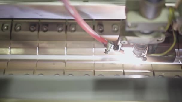 Detailní záběr stroje na řezání plazmy. Zařízení řezání kovové části. Ocelářský průmysl, výroba oceli, profese, profese, průmysl, zařízení, výroba. — Stock video