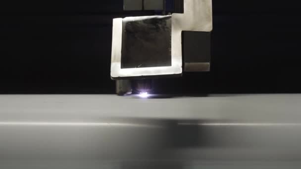 Primer plano de la máquina de plasma de corte de tubería de metal de acero. Equipos automatizados trabajando en planta de acero. Industria siderúrgica, producción siderúrgica, industrial, manufactura . — Vídeo de stock