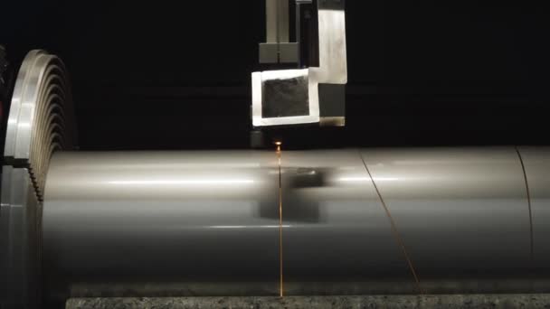 Gros plan de la coupe de tuyaux métalliques en acier par machine de découpe plasma. Équipement moderne travaillant sur une aciérie. Industrie sidérurgique, production d'acier, industrie, fabrication . — Video