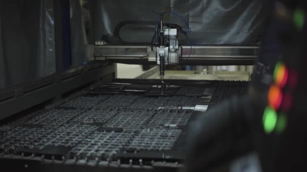 Processo de processamento de metal. Close-up dentro da máquina de corte a plasma. Equipamento automatizado no trabalho. Aço planta de produção, fabricação, industrial, indústria . — Vídeo de Stock