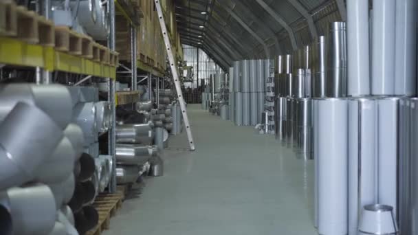 Metal üretimli bir depo. Nakliye terminalinde saklanmış çelik metal borular. Çelik endüstrisi, metal üretimi, imalat. Kamera sağdan sola hareket ediyor. — Stok video