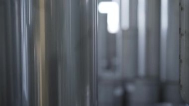 Depoda duran çelik metal bacalar. Hazır üretimin nakliye terminali. Çelik endüstrisi, metal üretimi, imalat. Kamera soldan sağa hareket ediyor.