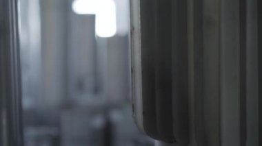 Hazır üretimin nakliye terminali. Depoda duran çelik metal borular. Çelik endüstrisi, metal üretimi, imalat. Kamera sağdan sola hareket ediyor.