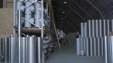 Depoda duran çelik metal bacalar ve borular. Çelik endüstrisi, metal üretimi, imalatı.