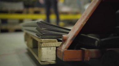 Üzerinde metal levhalar olan tramvayı takip eden kamera. Çelik fabrikasının yakın çekim ekipmanları. Üretim, üretim, fabrika.