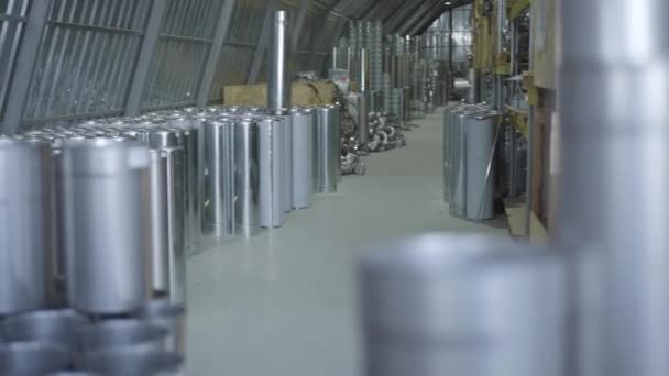 Hazır üretim deposunun metal borusunun arkasında çekim yapmak. Çelik ürünlerin nakliye terminali. Çelik endüstrisi, metal üretimi, imalat. Kamera sağdan sola hareket ediyor. — Stok video