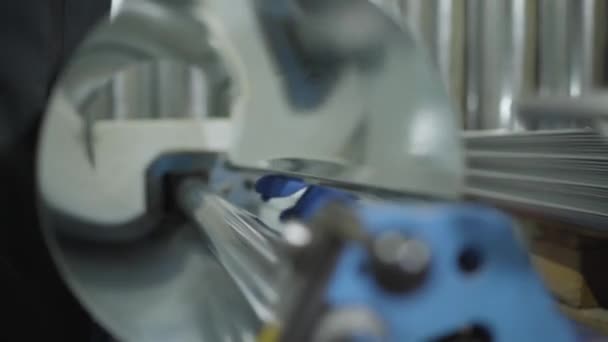 Close-up de mãos masculinas tirando tubo de metal de aço da máquina. Homem em luvas de trabalho usando equipamentos para processamento de metais. Indústria siderúrgica, indústria transformadora, produção . — Vídeo de Stock
