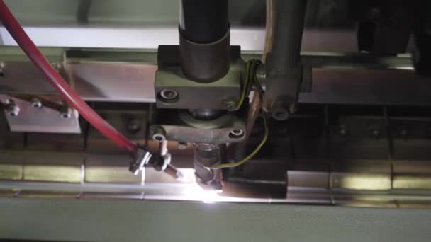 La caméra suivant les machines de découpe plasma fonctionne. Intérieur de l'équipement de traitement des métaux. Industrie sidérurgique, production d'acier, professions, profession, industrie, équipement, fabrication . — Video