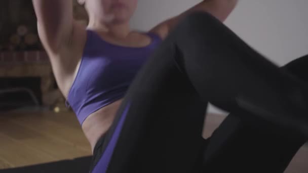 黑发白人女孩抽水机的特写 年轻女人在家里锻炼。 培训、锻炼、健身、健康的生活方式. — 图库视频影像