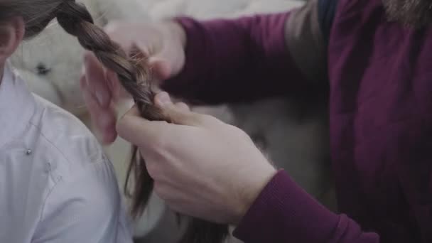 Pria kaukasia tangan kepang kuncir. Ayah melakukan gaya rambut untuk putrinya yang berambut cokelat. Keibuan, peduli, gaya hidup . — Stok Video