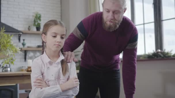 Junger kaukasischer Mann im Gespräch mit trauriger Tochter zu Hause. aufgebrachte Teenager, die Probleme mit ihrem Vater teilen. Vertrauen, Vertrauen, Fürsorge, Kindheit, Jugend. — Stockvideo
