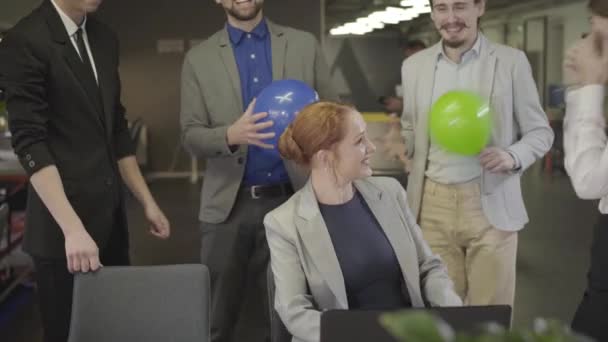 Vreugdevolle blanke kantoormedewerkers congraderen hun collega met hun verjaardag. Positieve collega 's die feesten in het open ruimte kantoor. Evenement, feest, geluk, feest. — Stockvideo