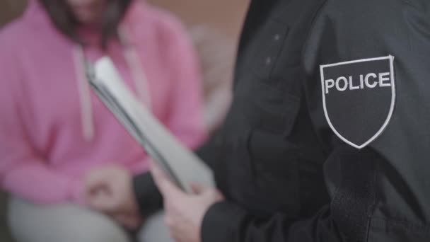 Homme policier caucasien tenant les mains des victimes de crime, femme brune pleurant et racontant le vol. Application de la loi, protection policière . — Video