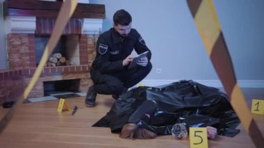 Kafkasyalı bir dedektifin portresi. Etrafa bakınıyor. Kadın cinayet kurbanının cesedi ve tablet üzerinde yazıyor. Polis memuru olay yerinde kanıt topluyor. Soruşturma, kolluk kuvvetleri.
