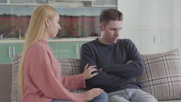 Triste femme caucasienne essayant d'embrasser son mari, l'homme se détournant. Femme calmant conjoint bouleversé à la maison. Dépression, conflit, problèmes relationnels . — Video