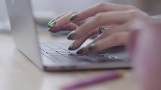 Detailní záběr mladé bělošky, jak píše na klávesnici notebooku. Kancelářské práce, moderní technologie, online komunikace. — Stock video